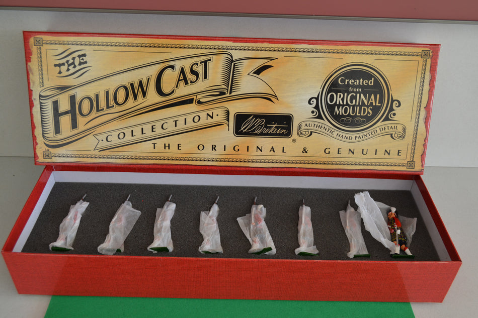 Britains 40190 Cameron Highlanders Marching with Officer boxed