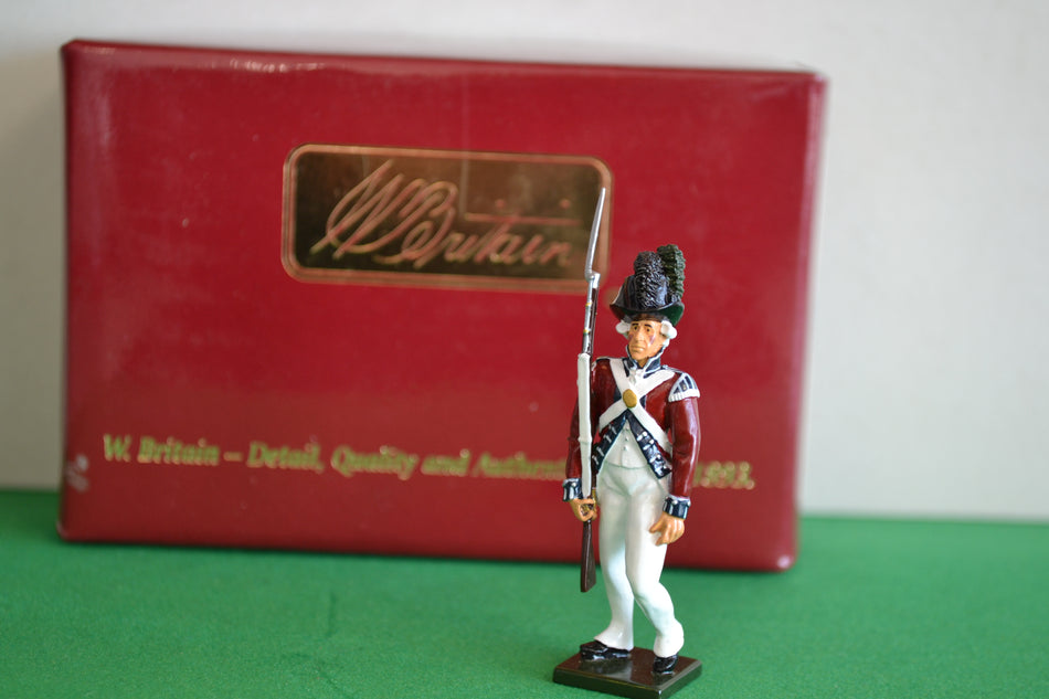 Britains 43016 Private 1st Foot Guards Toy Soldier 2006 Gloss Club Figure