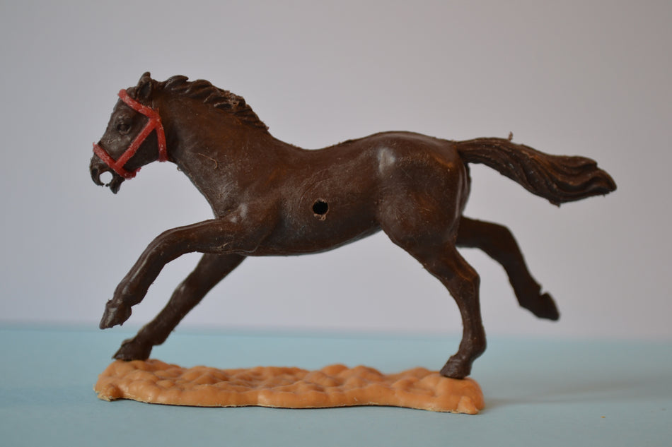 Timpo Horse Brown/Red Bridle/Sand Base