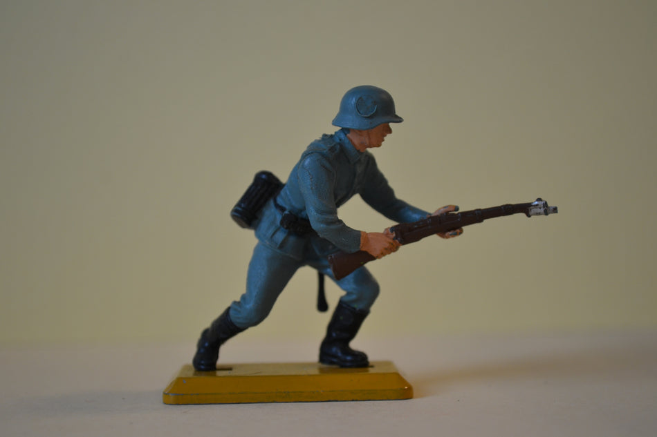 Britains WW2 German Infantry  - bayonet missing