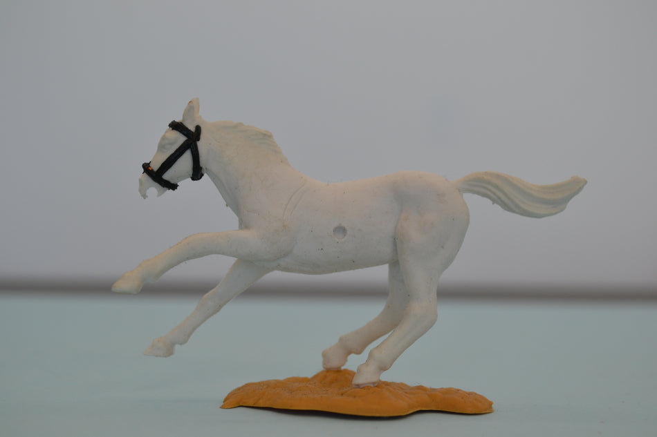 Timpo Horse White/Black Bridle/Sand Base